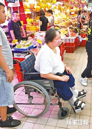 ■洪金寶在兩男一女陪同下，坐輪椅去上水街市買菜。讀者提供圖片
