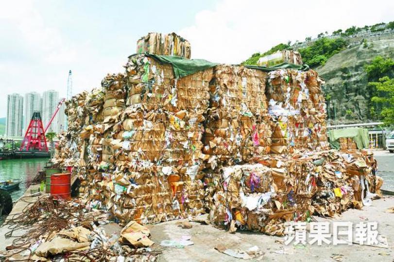 ■內地收緊回收物料進口政策，令本港大量廢紙在裝卸區積壓，無法出口。
