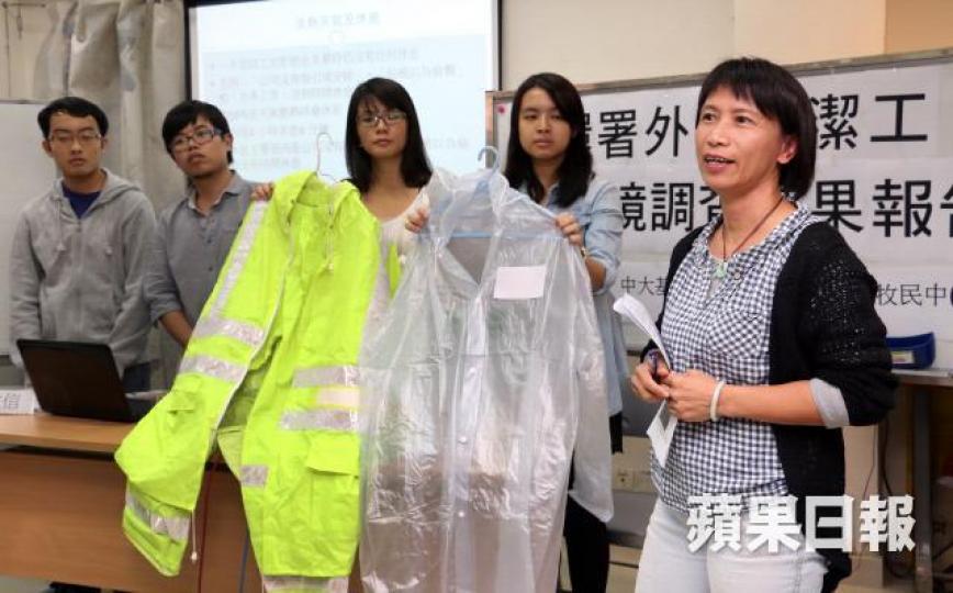 ■食環署職工權益工會副主席李美笑（右一）憂慮，成立特遣隊會加劇檢控文化。資料圖片
