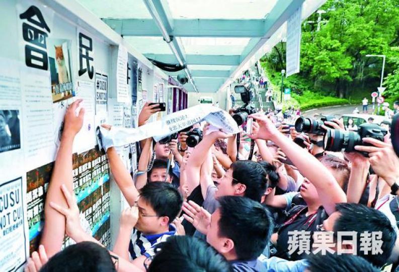 ■有內地生試圖在中大民主牆貼上反港獨標語。何家達攝
