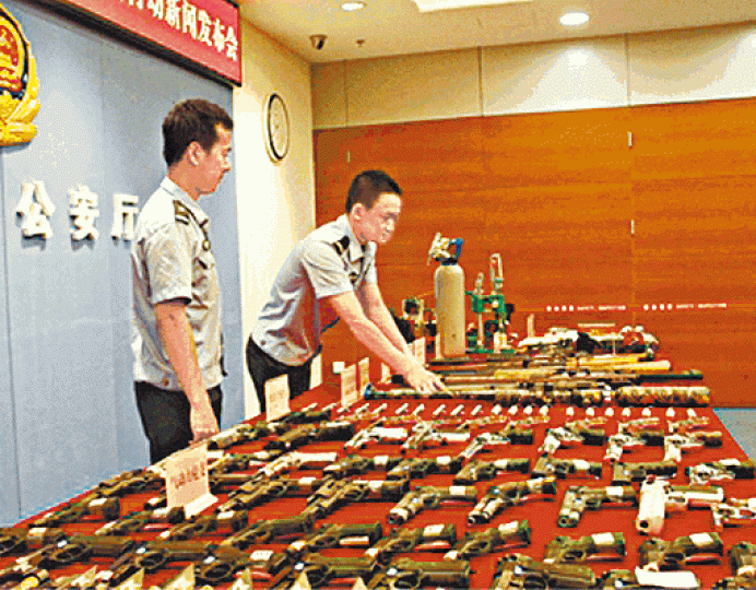■廣東省公安廳展示檢獲槍械。
