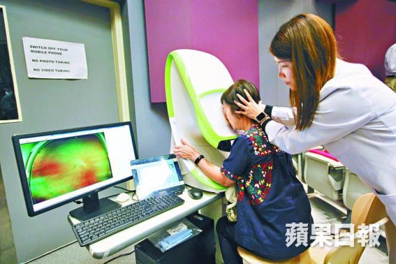 ■研究員可以利用超廣角視網膜掃描，檢視測試者的眼底結構及腦組織有否退化迹象。陳善南攝