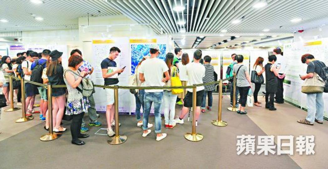 ■每逢新居屋開售，均有不少市民排隊遞表。資料圖片
