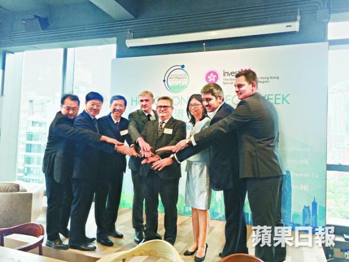 ■證監會中介機構部執行董事梁鳳儀（右三）昨出席活動時指市面上ICO項目良莠不齊。
