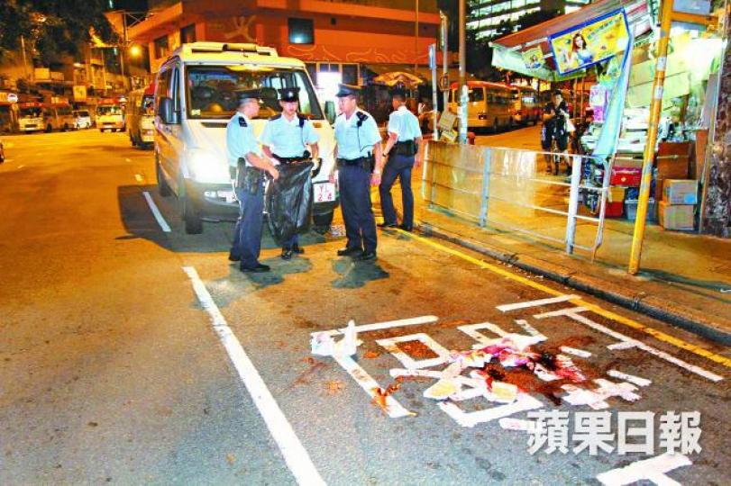 ■事主的福特「野馬」車胎全被放氣（小圖）。
