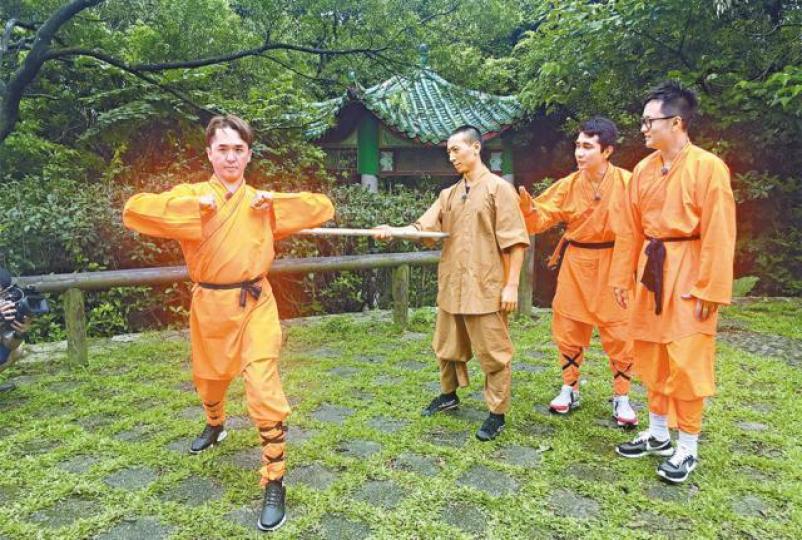 ■鄧兆尊（左）被師傅以木棍棒打，事後笑說估不到可以捱到。
