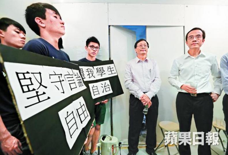 ■周竪峰（左）前晚在民主牆前與內地生爭執。
