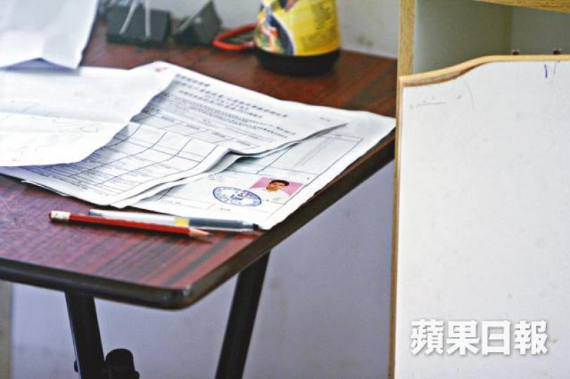■單位內摺枱上有長子阿軒的成績表。
