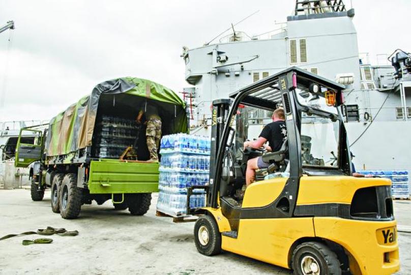 ■在馬丁尼克島法屬地區，軍人運送食水予災民。　　美聯社
