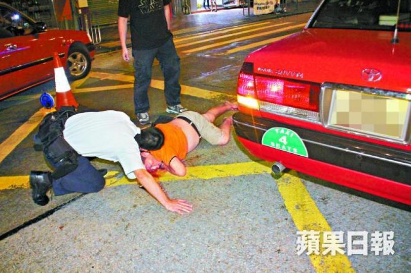 ■一輛的士昨凌晨駛至佐敦道與上海街交界時撞倒一名男途人。
