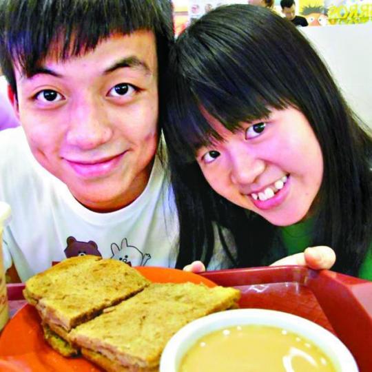 ■潘匡仁與女友拍拖7年，常在fb分享甜蜜合照。■蔡若蓮昨戴上太陽眼鏡及口罩到殮房認屍。