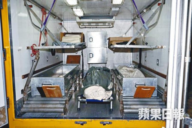 ■梁文禮（中）及易順妹（右）遺體前日被運走。
