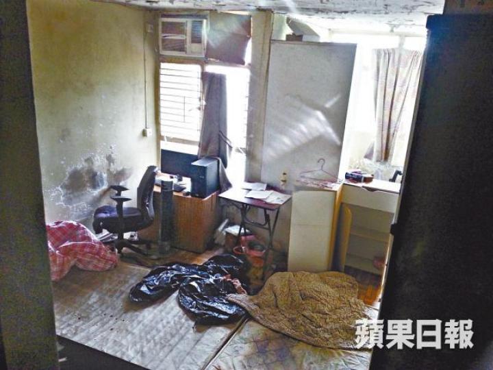 ■單位外走廊牆上留有紅油痕迹。
■單位外走廊牆上留有紅油痕迹。