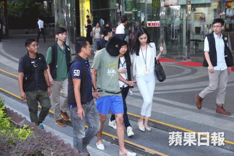 ■油尖警區警員昨凌晨在尖沙嘴中間道遊樂場拘捕一名中國籍男子。
■油尖警區警員昨凌晨在尖沙嘴中間道遊樂場拘捕一名中國籍男子。