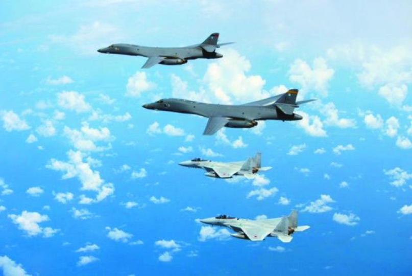 ■美軍昨日發佈B1B戰略轟炸機與日本F15戰機日前在關島上空演習的照片。路透社