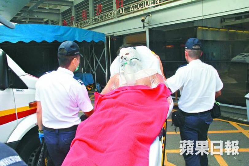 ■受傷技工六成皮膚燒傷，昨被送往伊利沙伯醫院救治。