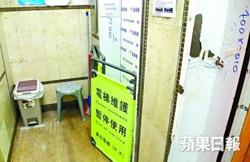 ■雙數樓層升降機被承辦商圍封，暫停使用。何建忠攝