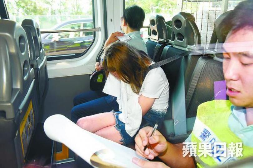 ■24歲女乘客涉藏毒被捕，被警帶署調查。
