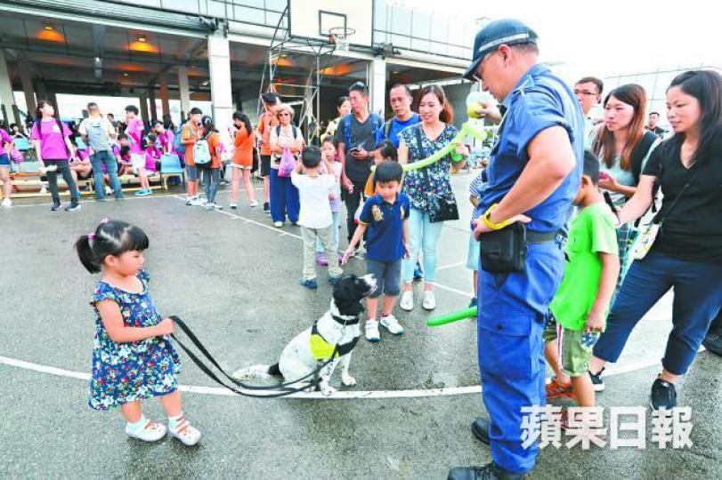 ■參觀機場警署的小朋友牽着警犬玩耍。謝榮耀攝
