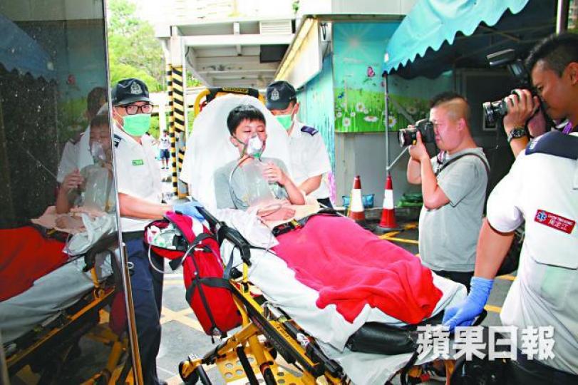 ■男童被腐液濺中雙腳，昨由救護員送院治療。溫文學攝■被捕單親婦同告受傷，送院治理。■遭女兒潑腐液的婦人敷面膜送院，情況嚴重。■幼女受驚過度，由警員抱往醫院檢查。