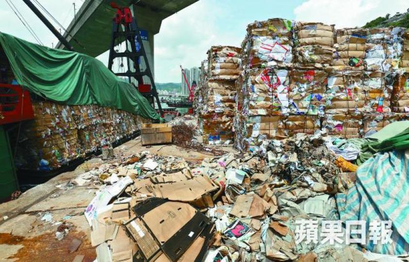 ■內地早前收緊回收物料進口政策，令廢紙積存香港。資料圖片