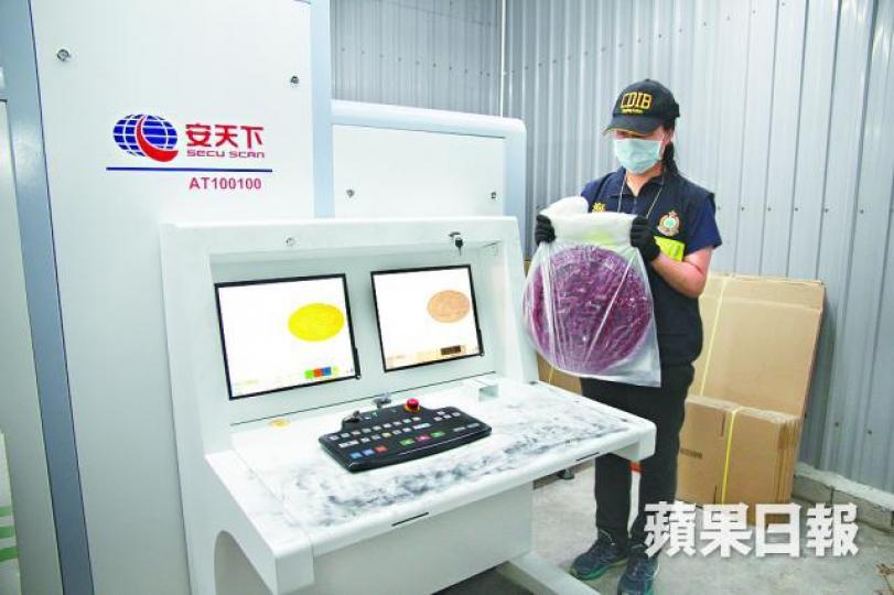 ■海關前日於上水毒品包裝工場撿獲X光機及藏毒裝飾品。溫瑞麟攝