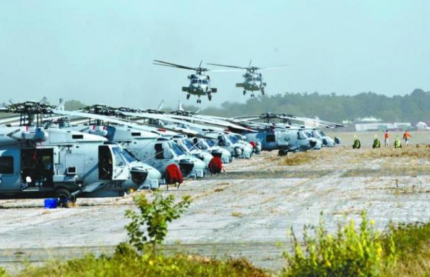 ■原部署在佛州的美軍直升機飛抵阿拉巴馬空軍基地暫避。