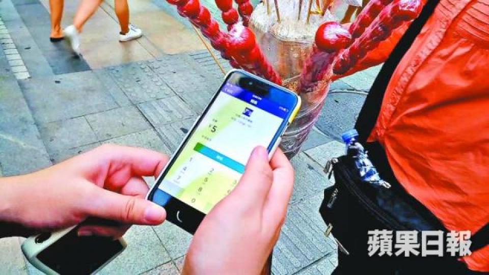 ■街邊賣冰糖葫蘆的小販，也提供微信支付。
