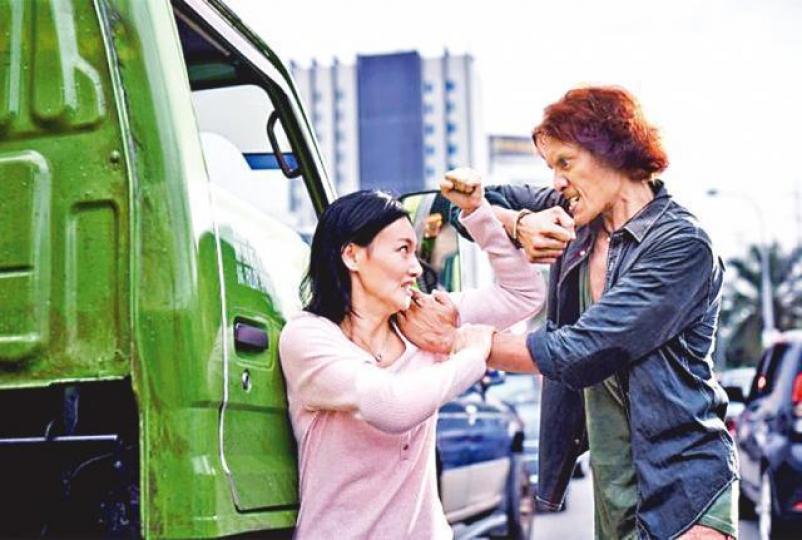 ■惠英紅在片中穿背心，不能加墊保護。
