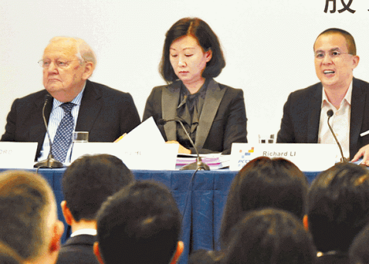 ■霍德與李澤楷交情甚深；圖為兩人2011年出席電盈股東大會。
