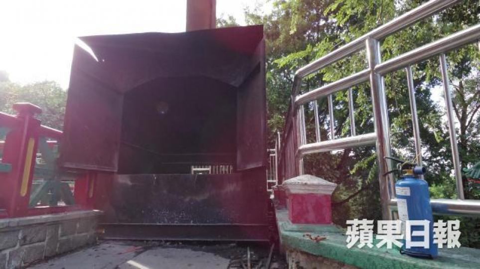 ■粉嶺蓬瀛仙館化寶爐旁放有一個滅火筒。麥超億攝 ■粉嶺蓬瀛仙館化寶爐旁放有一個滅火筒。麥超億攝