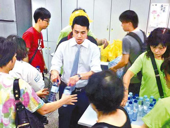 ■猷亨在fb自貼睡覺相，直言為選舉頻撲到沒時間瞓。
