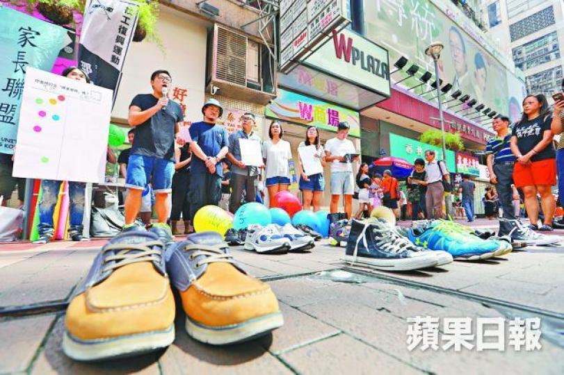 ■團體將代表讀書壓力的氣球圍繞多對鞋子,比喻孩子遭受過量學習困擾。王心義攝
■團體將代表讀書壓力的氣球圍繞多對鞋子,比喻孩子遭受過量學習困擾。王心義攝