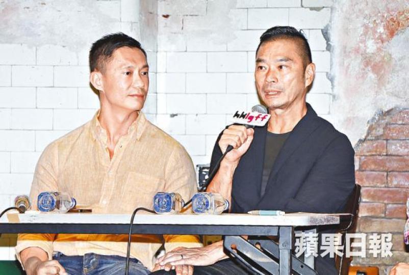 ■鄧達智（右）昨在講座上與醫生男友全程牽着手。
