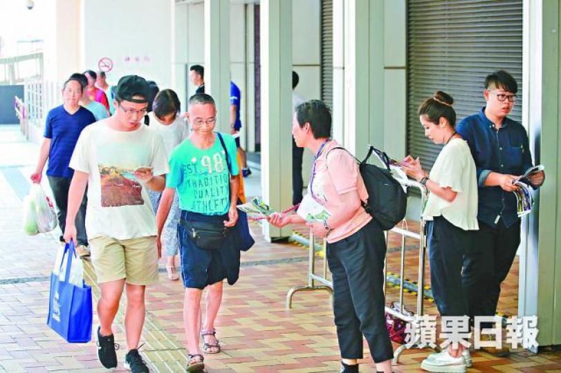 ■日出康城晉海開售在即，有地產代理在該屋苑一帶撈客。　黃耀興攝
