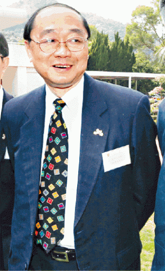 新亞書院院長黃乃正■周竪峰（左）日前以「支那」辱罵撕毀中大民主牆言論的內地生。