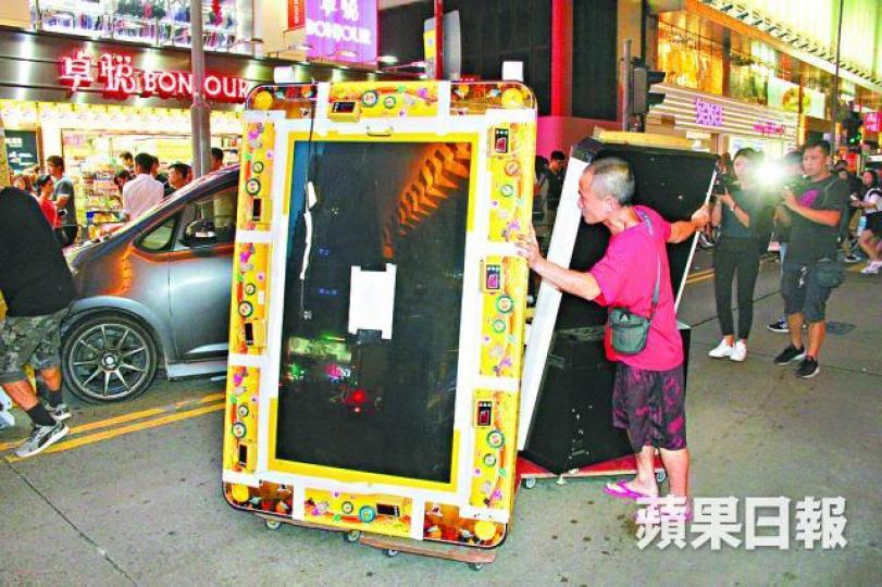 ■警方在行動中撿獲多部釣魚機。司徒韋桐攝
