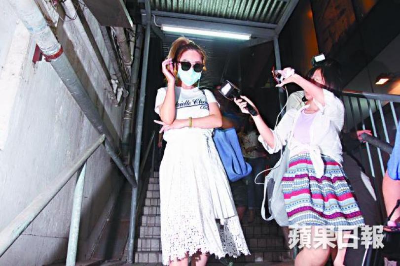 ■事主友人（左）離開美容中心時被記者追訪。