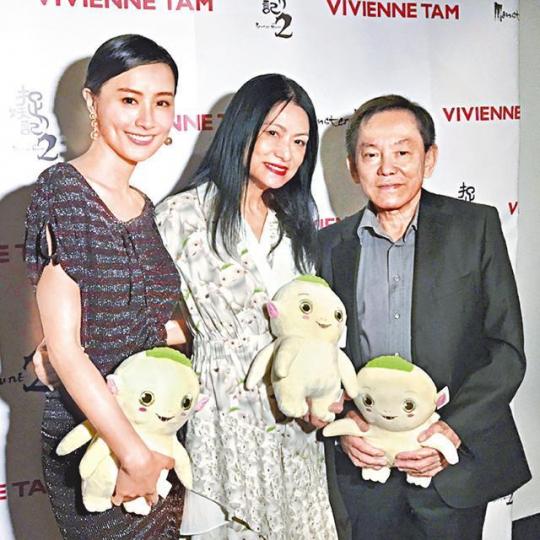 ■陳法拉偷閒睇時裝騷，更拍下胡巴行catwalk的照片。
