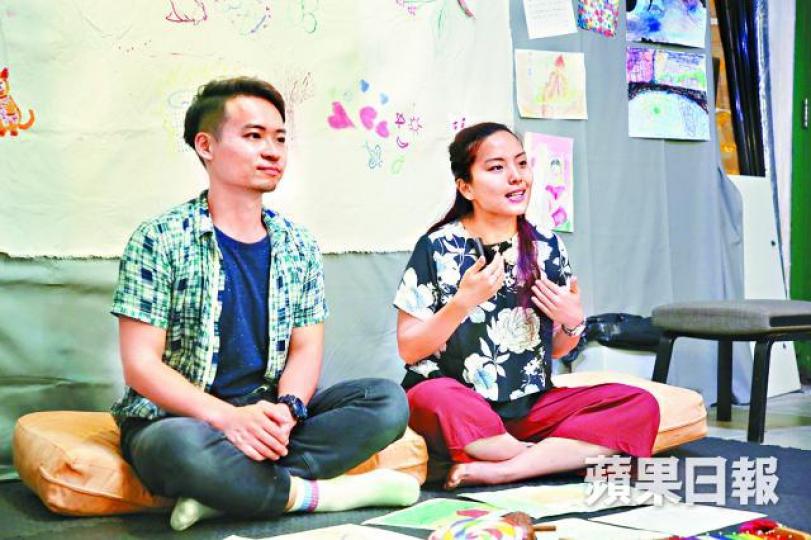 ■鄧智珊（右）指「探夢」可讓當事人了解自己的壓力；左為周文傑。夏家朗攝