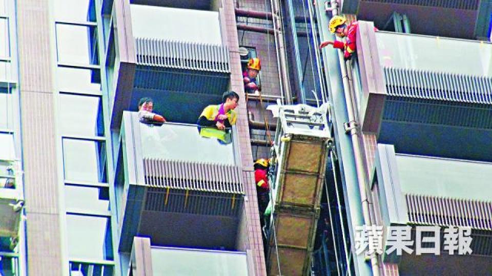 ■消防派人游繩而下，約20分鐘後救出受傷工人。