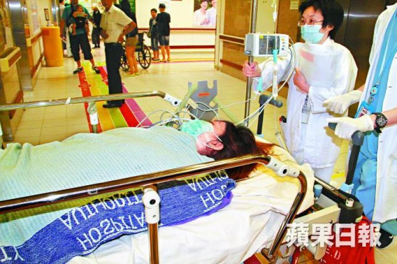 ■女事主昨接受拉面皮療程時突昏迷，送院搶救後情況嚴重。詹家志攝■涉案內地美容師被蒙頭帶署。司徒韋桐攝■美容中心女東主涉非法管有及使用第一部藥物被捕。