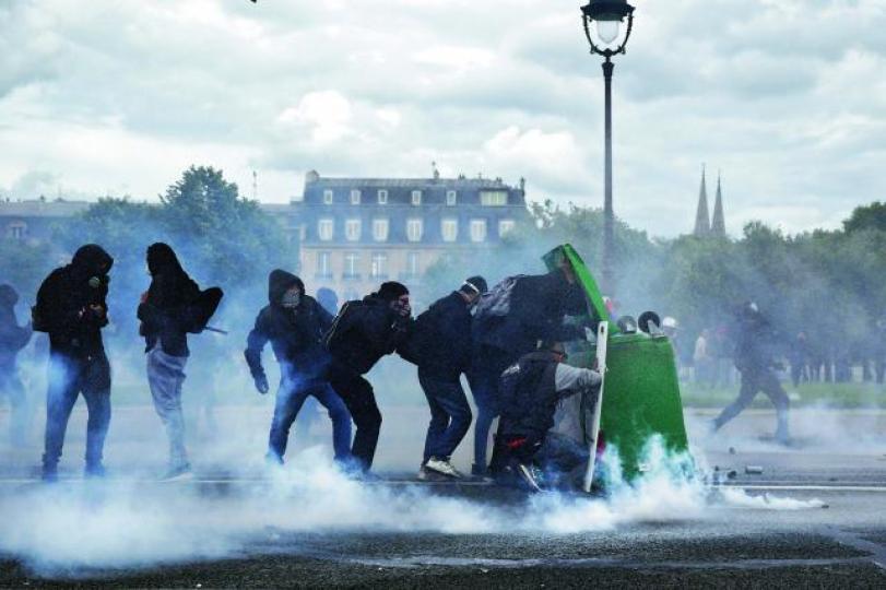 ■法國勞工改革往往引起激烈反抗，去年示威者在巴黎等地爆發衝突。資料圖片
