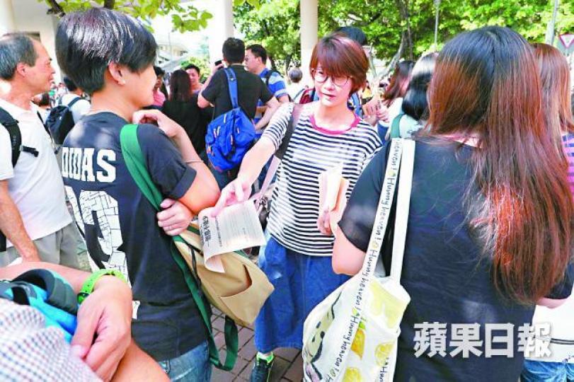 ■工會向出席大會員工派發「前線員工一個都不能少」單張。張志華攝