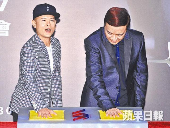 ■側田（左）昨日於記者會上打手印，宣佈加盟新公司。
