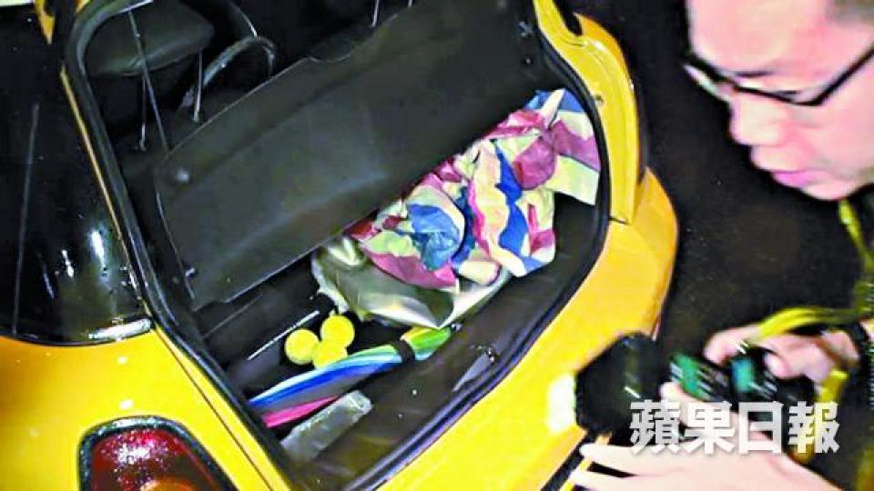 ■警方將涉案MINI Cooper車尾箱物品，包括網球、帆布、雨傘、健身球等撿走化驗。