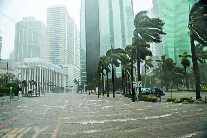 ■邁阿密雖未受正面吹襲，亦有狂風暴雨，馬路水浸。路透社