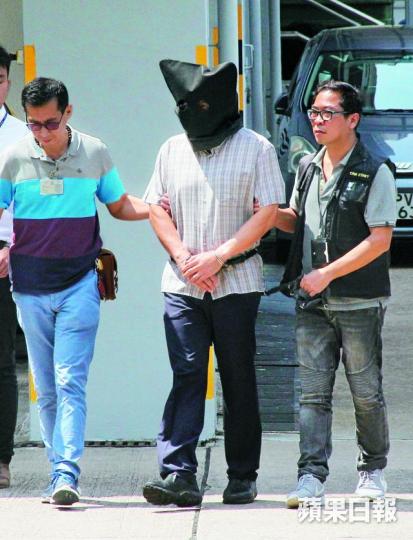 ■被控謀殺妻女的中大副教授許金山，昨被黑布蒙頭、鎖上手銬及腰間鎖上鎖鏈，由警員押往法院應訊。劉柏麟攝■許金山今年初面對記者追訪時爆粗回應。■許妻黃秀芬案發當日由消防員從車內救出，惜送院不治。