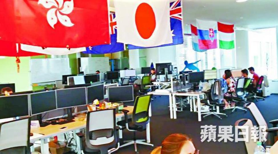 ■拍攝當日進入遊戲房時，正有兩人在打FIFA。
