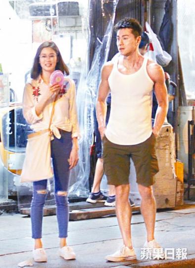 ■黃浩然好似保鑣咁護住香香。■香香日前開工,唔少赤膊或背心短褲大隻佬企喺佢後面望實。 ■黃浩然好似保鑣咁護住香香。■香香日前開工,唔少赤膊或背心短褲大隻佬企喺佢後面望實。